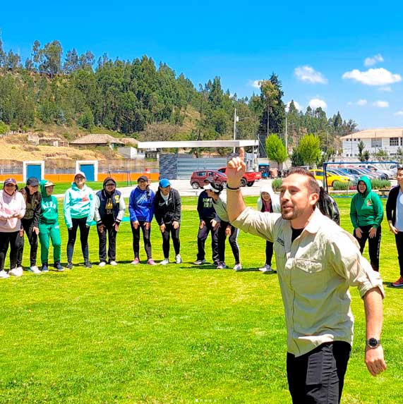 equipo realizando outdoor training empresarial